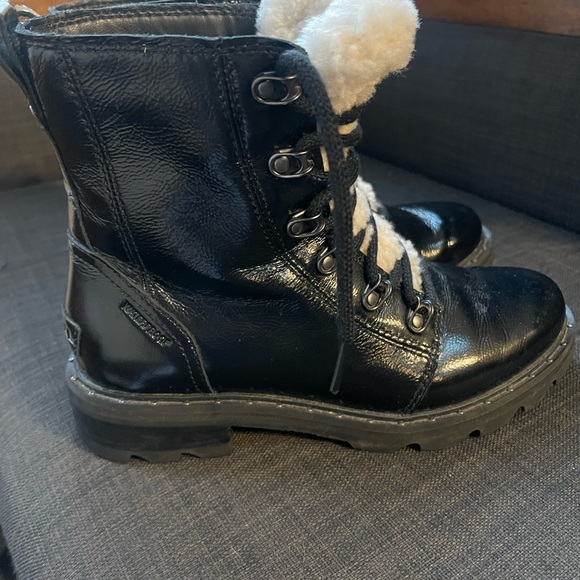 Sorel combat boot with Sherpa fleece tongue. - Picture 3 of 5